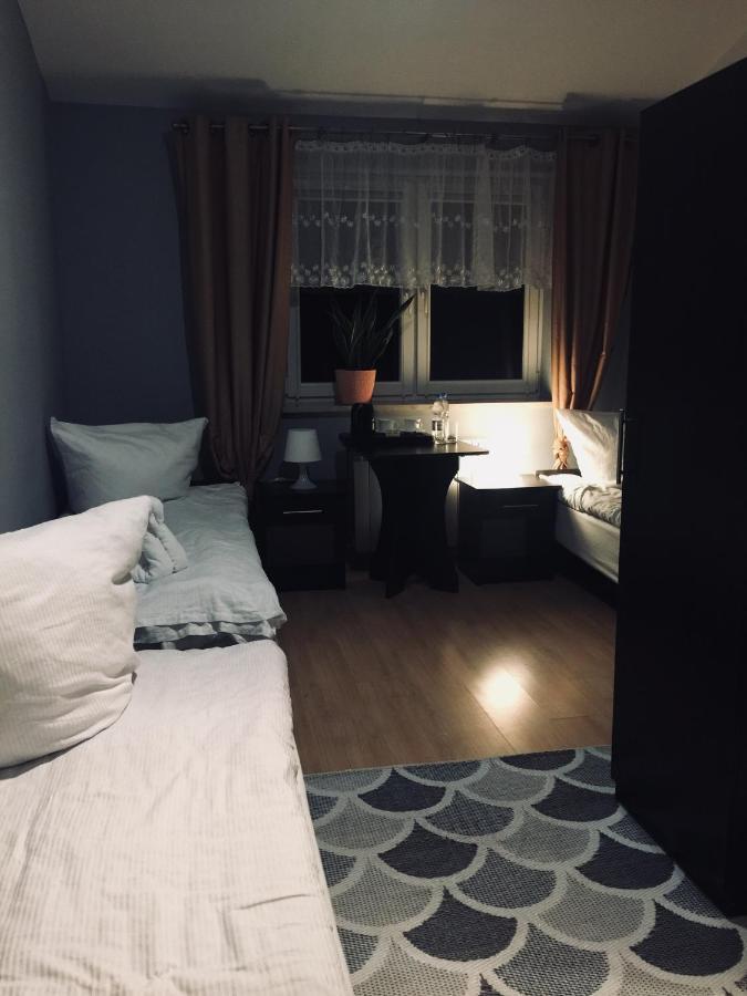 Pokoje Przy Lotnisku Apartment Lesznowola  Bagian luar foto