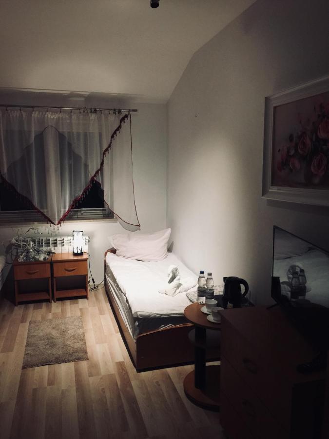 Pokoje Przy Lotnisku Apartment Lesznowola  Bagian luar foto