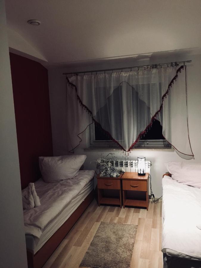 Pokoje Przy Lotnisku Apartment Lesznowola  Bagian luar foto